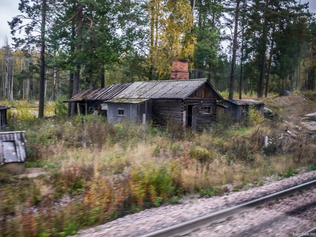 Старый домик у дороги картинки